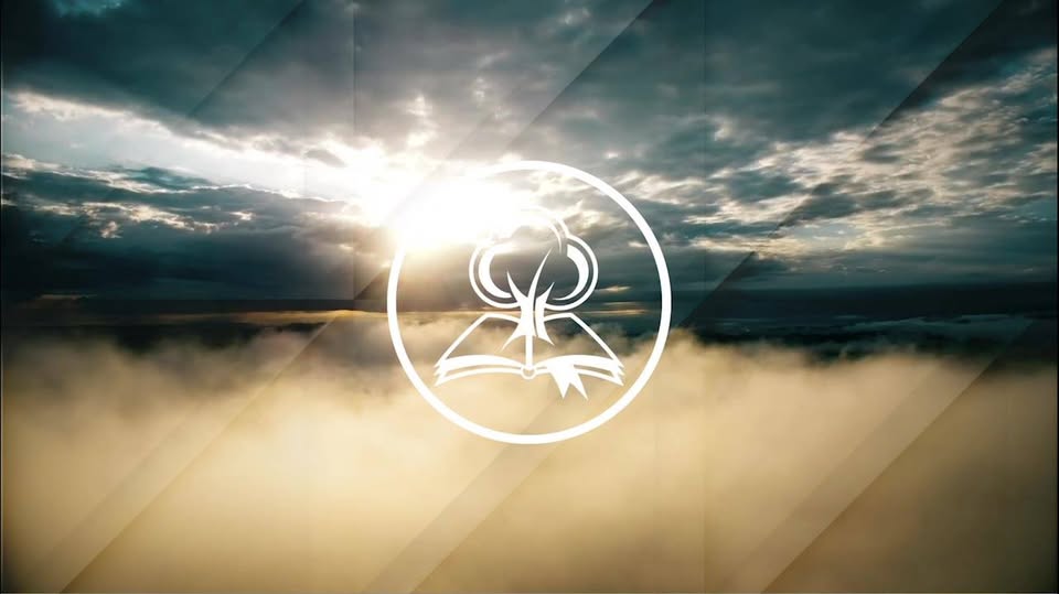 Pastores con ovejas en campo abierto bajo cielo dramático